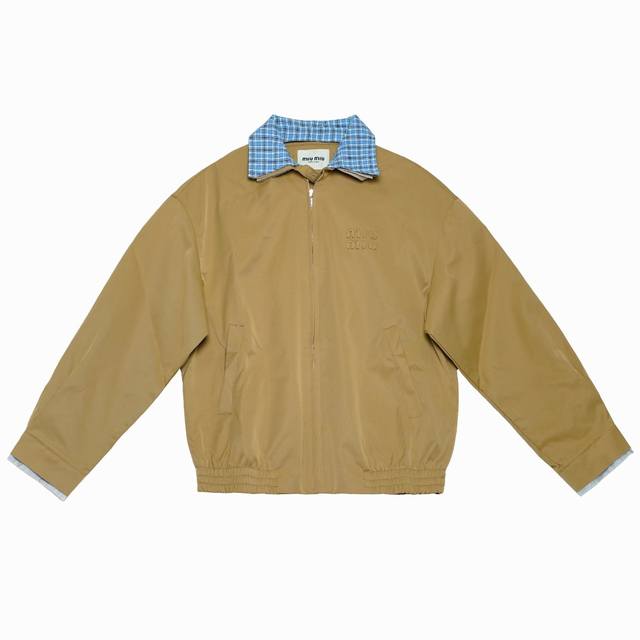 Miu2025秋冬新款 格子领双领夹克 原版杭州国专20300购入.面料采用220克全棉细斜纹面料加进口工艺涂层 还原一致复古做旧风格 领口格纹布 定色定染 激