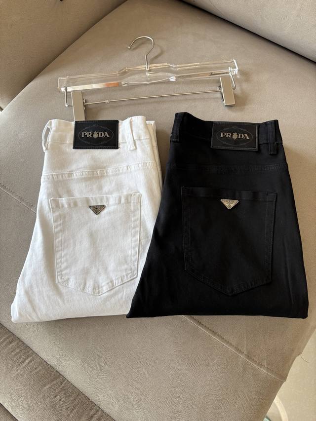 普拉达 25Ss春夏直筒牛仔 超级有范儿的一款牛仔裤，定制原版水洗牛仔面料，独特设计，顶级刺绣工艺字母图案Logo，原版五金辅料装饰，极为翘楚的一款牛仔裤，用料