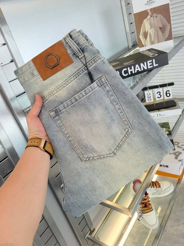 蒙口 25Ss春夏直筒牛仔 超级有范儿的一款牛仔裤，定制原版水洗牛仔面料，独特设计，顶级刺绣工艺字母图案Logo，原版五金辅料装饰，极为翘楚的一款牛仔裤，用料与