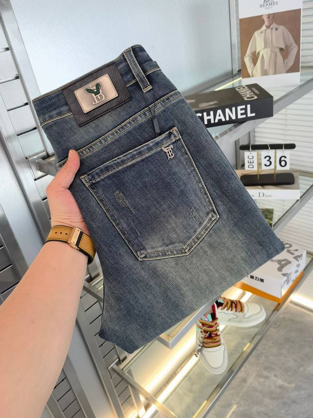 巴宝莉 25Ss春夏直筒牛仔 超级有范儿的一款牛仔裤，定制原版水洗牛仔面料，独特设计，顶级刺绣工艺字母图案Logo，原版五金辅料装饰，极为翘楚的一款牛仔裤，用料