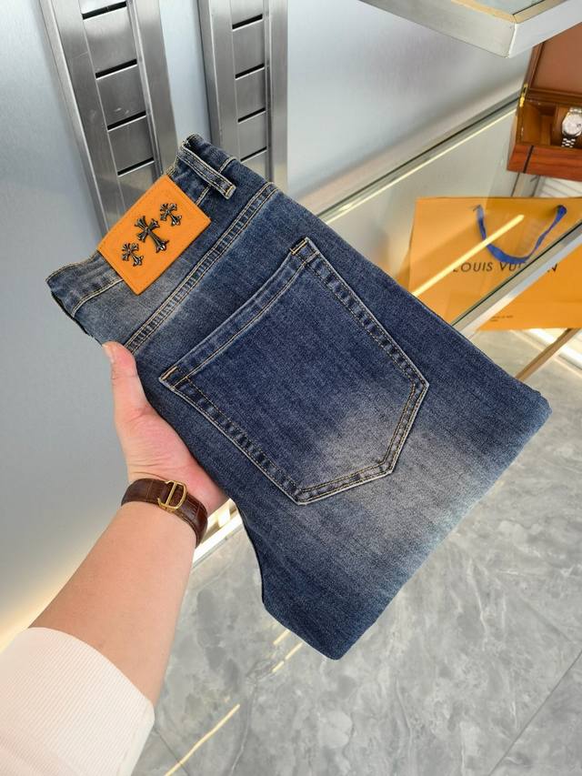 克罗心 25Ss春夏直筒牛仔 超级有范儿的一款牛仔裤，定制原版水洗牛仔面料，独特设计，顶级刺绣工艺字母图案Logo，原版五金辅料装饰，极为翘楚的一款牛仔裤，用料