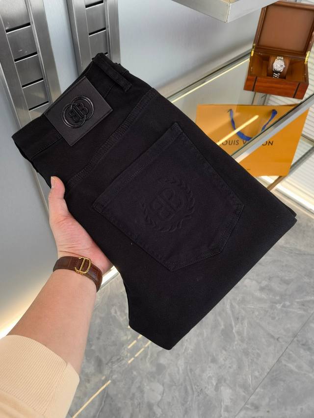 巴黎世家 25Ss春夏直筒牛仔 超级有范儿的一款牛仔裤，定制原版水洗牛仔面料，独特设计，顶级刺绣工艺字母图案Logo，原版五金辅料装饰，极为翘楚的一款牛仔裤，用