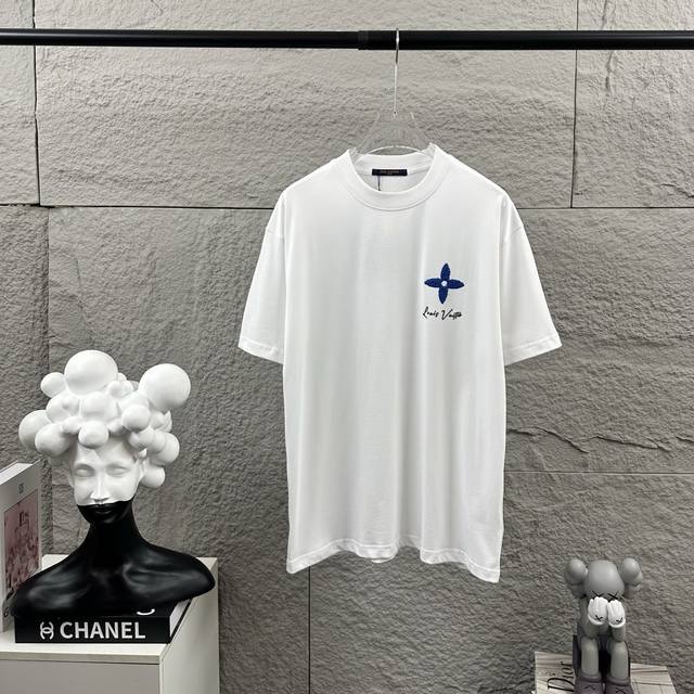 Lv 路易*2025春夏新款 经典大V字母立体厚板硅胶设计+贴布绣工艺设计 定制双纱平纹纯棉面料 短袖T恤 男女同款 尺码： S 90-130斤 M 120-1
