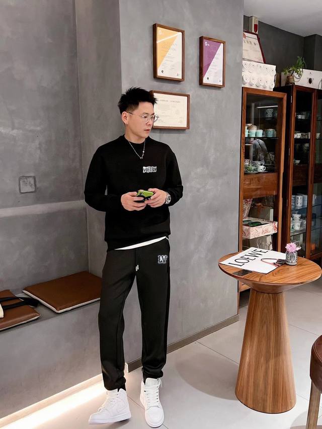 Lv路易威登 胖子福音 爆款套装来袭 专注官网原版 2025全新爆款卫衣套装 原单狠货倾注顶级设计师的精心之作 就为一个贴合、完美的上身效果 全天然优质罗马棉1