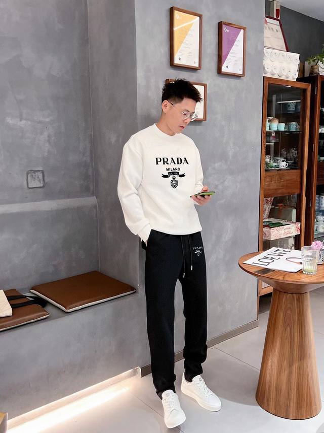 Prada 普拉达 胖子福音 爆款套装来袭 专注官网原版 2025全新爆款卫衣套装 原单狠货倾注顶级设计师的精心之作 就为一个贴合、完美的上身效果 全天然优质罗