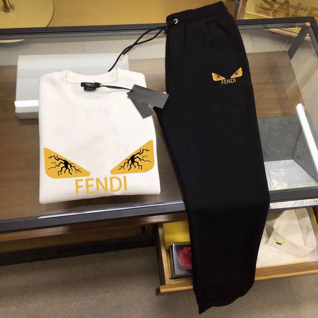 Fendi 芬迪 胖子福音 爆款套装来袭 专注官网原版 2025全新爆款卫衣套装 原单狠货倾注顶级设计师的精心之作 就为一个贴合、完美的上身效果 全天然优质罗马