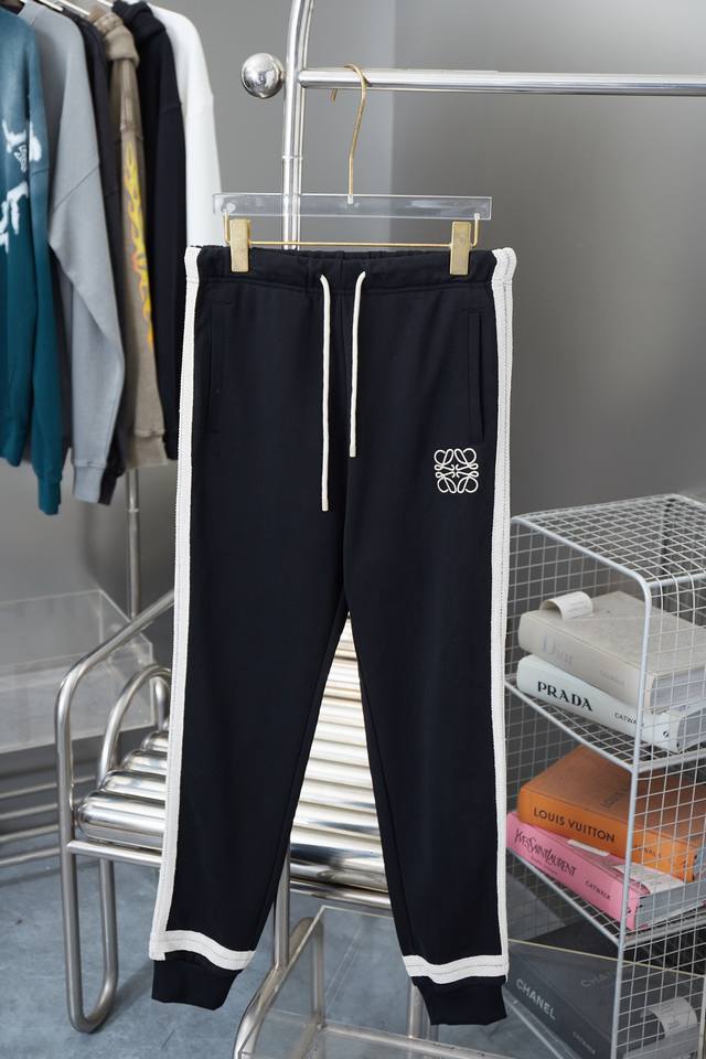 罗意威 Loewe 花边织带刺绣Logo长裤 轻奢主义 男女日常通勤穿搭必备单品 正确版本 欢迎对比 详细特征 原材料高密度棉质帆布 定染出丹宁运动裤 五金开模