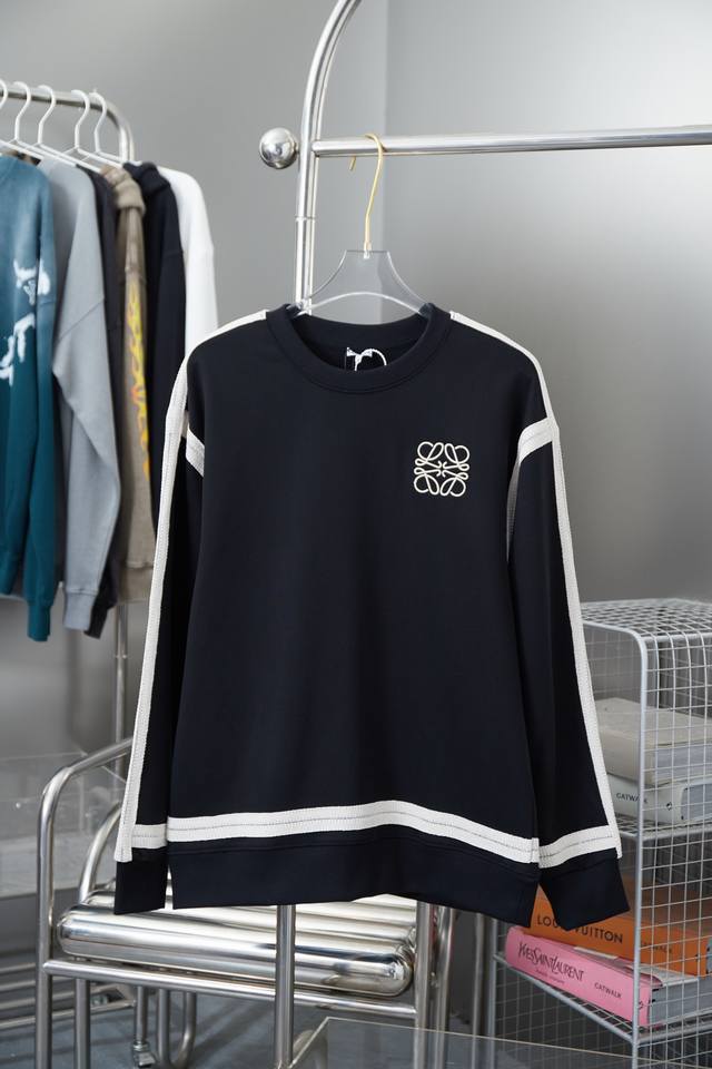 罗意威 Loew 花边织带Logo刺绣套头圆领卫衣 轻奢主义 男女日常通勤穿搭必备单品 正确版本 欢迎对比 详细特征 采用480克纯棉双纱鱼鳞毛圈面料 面部无尘