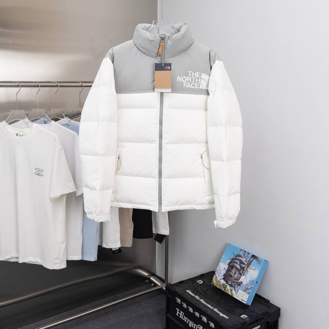 2025秋冬新款The North Face 北面 大标刺绣撞色羽绒服 进口Barudan 百灵达绣花机定制万针电绣，采用进口7号针，进口绣线，保证每字饱满、立