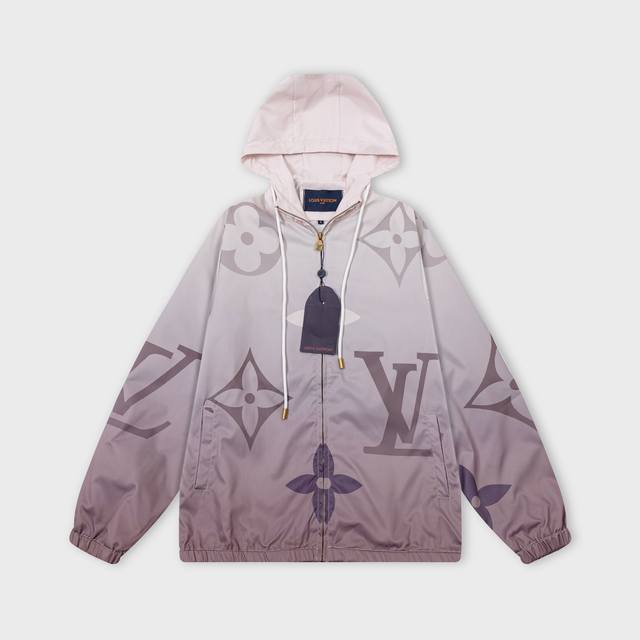 驴家 Lv 2025年秋冬新款连帽风衣，官网同步 大号老花渐变款 款式时尚大气 做工严谨 走线工整 上身效果好 原版定做五金拉链 码数：M-3Xl 颜色：图片色