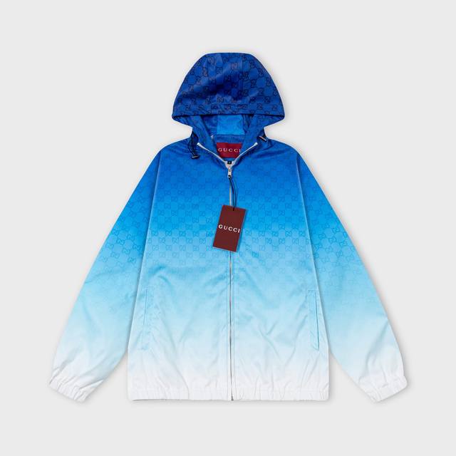 古驰 Gucci 2025年秋冬新款连帽风衣夹克，官网同步 ，Gg渐变印花款 款式时尚大气 做工严谨 走线工整 上身效果好 原版定做五金拉链 码表：M-3Xl