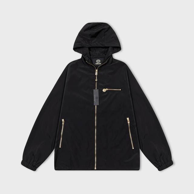 范思哲 Versace 2025年秋冬新款连帽风衣夹克，官网同步 ，款式时尚大气 做工严谨 走线工整 上身效果好 原版定做五金拉链 码数：M-3Xl 颜色：图片