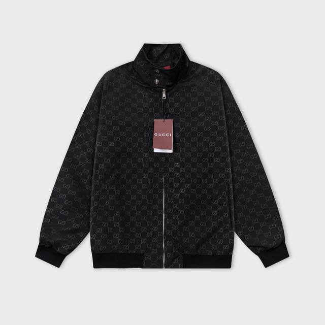 古驰 Gucci 2025年秋冬新款立领夹克，官网同步 满身Gg压花款 款式时尚大气 做工严谨 走线工整 上身效果好 原版定做五金拉链 码数：M-3Xl 颜色：