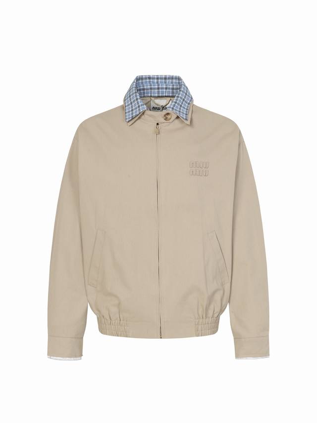 Miu Miu 缪缪 25Fw 贴布绣格纹假两件夹克外套 定织定染高支数斜纹纺织，赋予面料硬挺的骨骼感与细腻的肌理触感。斜纹结构确保抗皱性与耐久度，同时通过微光