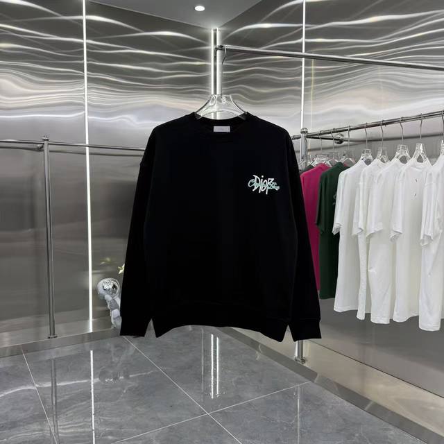 Dio 2025秋冬新款 定制面料 圆领长袖卫衣 双色重叠刻字模 男女同款宽松版 S M L Xl Xxl 五个码 颜色 黑色 白色