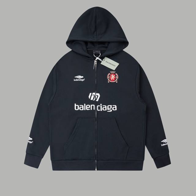 巴黎世家 Blcg 25Ss25Fw秋冬曼联刺绣01外套拉链连帽卫衣 轻奢主义 男女日常通勤穿搭必备单品 正确版本 欢迎对比 详细特征 采用480克纯棉双纱鱼鳞