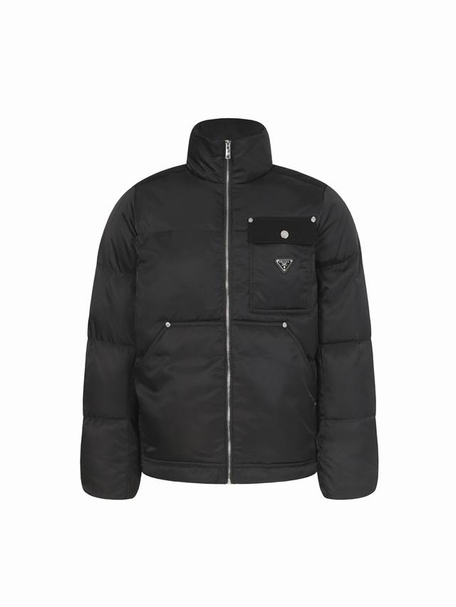 Rada 普拉达立领商务休闲面包羽绒服 这款常规版的立领设计简约大气羽绒弹力束绳下摆设计彰显运动着装特色。衣身采用Rada标志性的创新Re-Nylon再生尼龙打