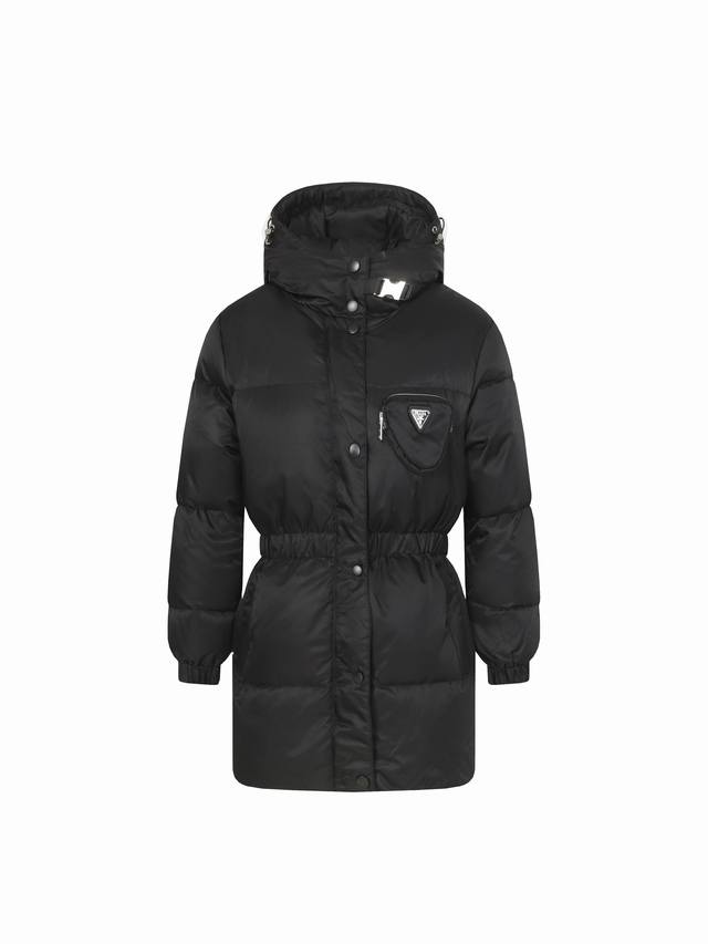 Rada 普拉达新款收腰三角标羽绒服 款式以简约，百搭为原则，松紧腰的衣廓 拉上时，它的整体线条显得立体，拒绝秋冬的臃肿感，胸口倒三角口袋，形成微妙的层次变化