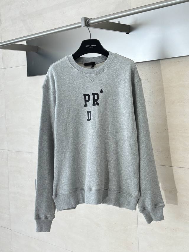 Rada* 普拉达 25新款三角标简称字母3D立体印花棉质圆领卫衣 32S反向毛圈底纱交织，其结构紧密扎实 双纱合股赋予布面匀整光洁的质感 反向毛圈工艺则于底面