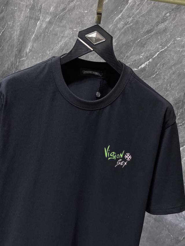 8958# 夏季上新 Chrome Hearts 25Ss 高克重环保优质顶级面料 260G~270G 克罗梵文Logo十字架短袖 专柜同步 复刻版本1比1 推 8958# 夏季上新 Chrome Hearts 25Ss 高克重环保优质顶级面料 260G~270G 克罗梵文Logo十字架短袖 专柜同步 复刻版本1比1 推