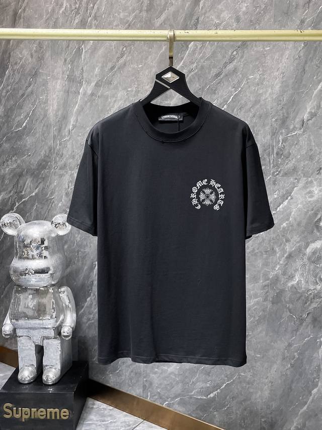 8978# 夏季上新 Chrome Hearts 25Ss 刻字膜烫钻版本 高克重环保优质顶级面料 280G 重工烫钻马蹄梵文字母十字架短袖 专柜同步 复刻版本 8978# 夏季上新 Chrome Hearts 25Ss 刻字膜烫钻版本 高克重环保优质顶级面料 280G 重工烫钻马蹄梵文字母十字架短袖 专柜同步 复刻版本