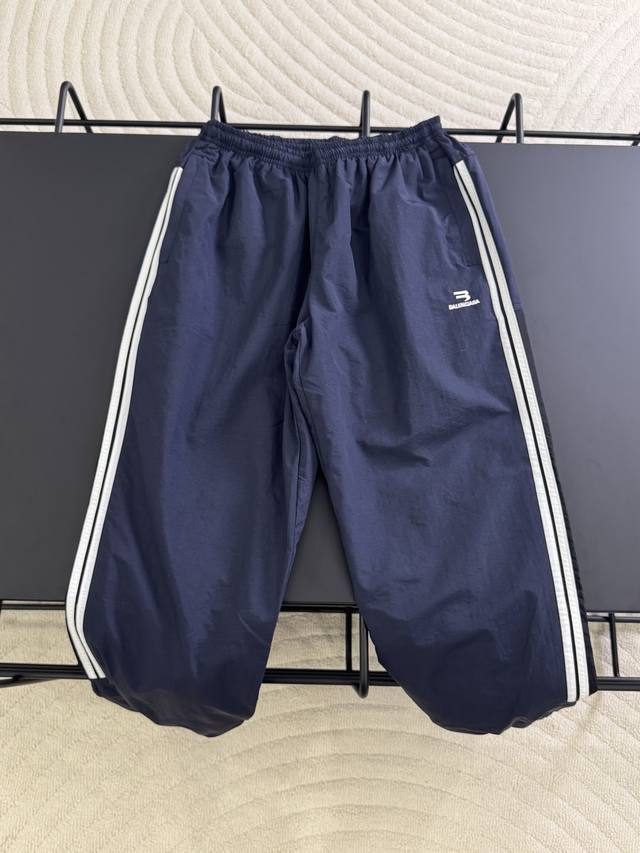 K553# 巴黎世家 Balenciaga Blcg 25Ss 走秀款双钩刺绣靛蓝拼接运动套装 正确版本 定制再生尼龙面料 轻微压皱工艺 内里采用三级聚酯鸟眼网