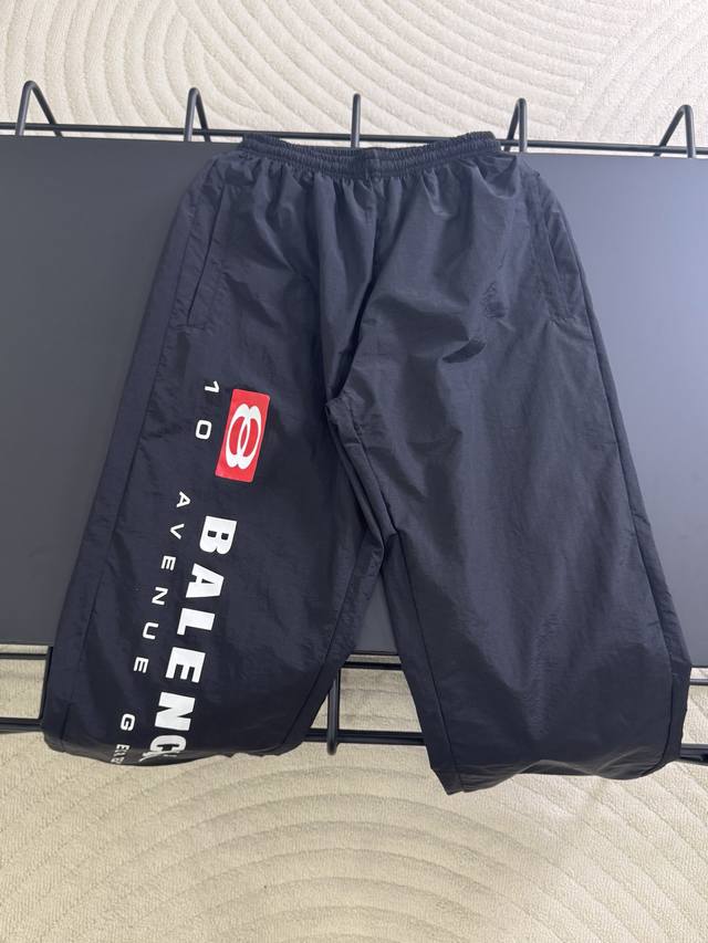 K # 200 Balenciaga 巴黎世家 25Ss 三拼色红双环印花拼接运动长裤 官网同步 面料采用消光塔丝隆面料 原版一致 防水涂层 还原原版 内里采用