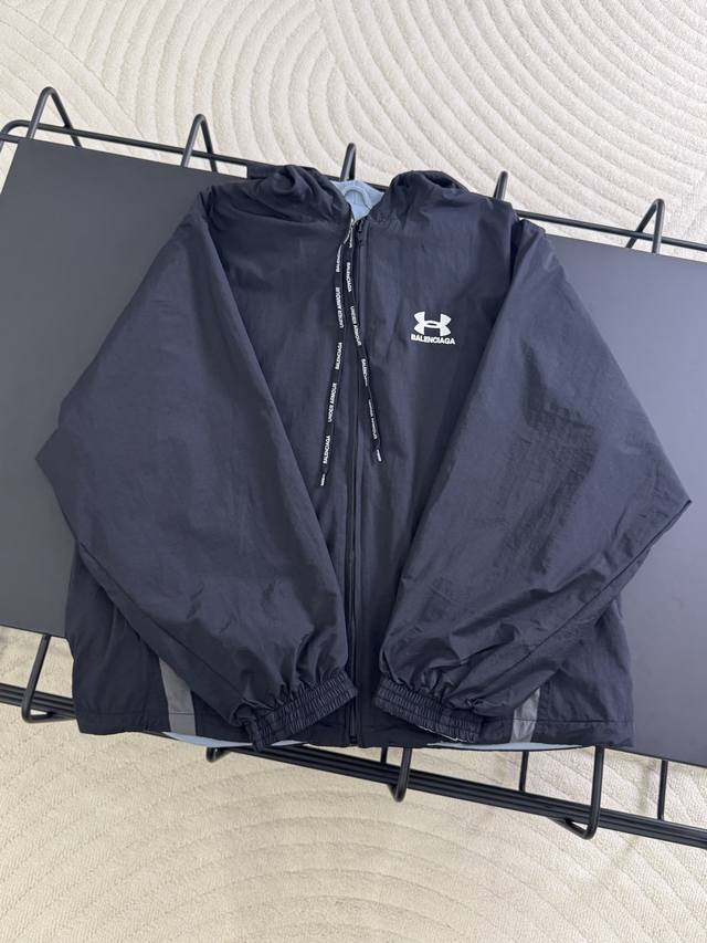 K548# 巴黎世家 安德玛 Balenciaga × Under Armour Blcg × Ua 25Ss 跨界联名雾霾蓝正反穿冲锋衣夹克外套 官网同步 面