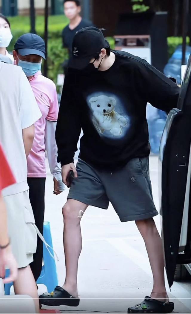 新款上新 D148# 同步We11Done官网秋冬新款魏大勋同款上身可爱小熊印花长袖T恤 颜色：黑色、白色