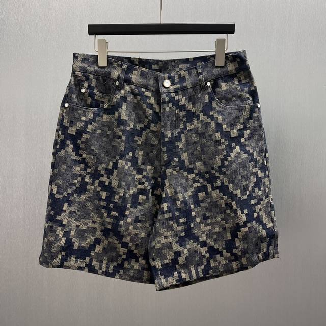 Lu 酷感像素风牛仔短裤 Size : S-Xl 介绍：这款短裤采用牛仔材质，呈现出独特的像素风格图案，深浅色调交织，个性十足。经典牛仔版型，金属纽扣与口袋设计