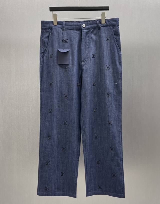 Lu 装饰细节莱茵石牛仔裤 Size : 29-32 本款长裤取材棉质青年布，以耀目莱茵石烘托 L Blason 图案的华美格调。镶边细节和珠光纽扣完善闲雅设计