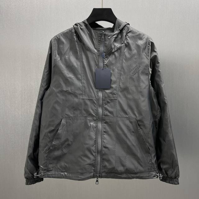 Lu 双面水泥灰夹克风衣 Size : S-Xl 本款双面拒水防风夹克取材再生锦纶，以左胸 Marque Lvuitondeposee 压纹贴饰点缀素净一面，再