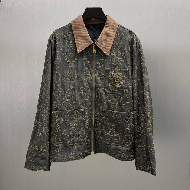 Lu 撞色火焰刺绣夹克 Size : S-Xl 本款牛仔工装夹克邂逅 秋冬秀场的 Lv Arabesque 图案，为Monogram 元素注入浪漫的西部风情。口