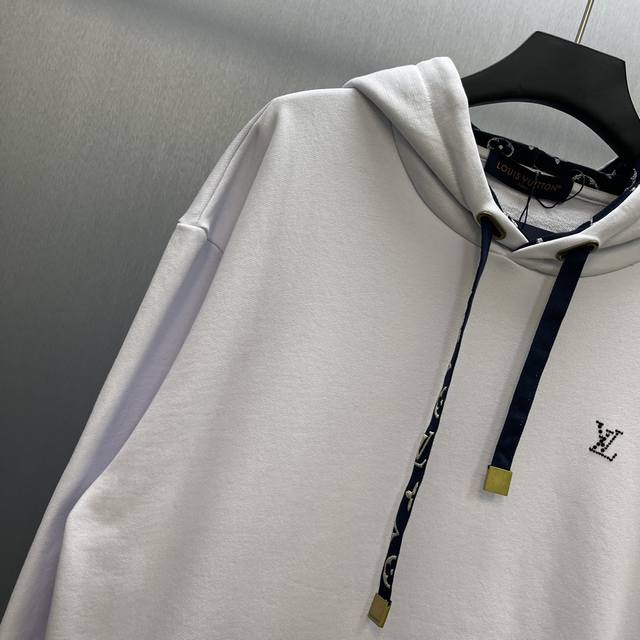 Lu 滑雪系列金属抽绳棉质连帽衫 Size : S-Xl 本款棉质连帽衫为风帽内部抽绳铺陈素雅 Monogram 印花，搭配耀目孔眼与考究抽绳端头，可轻松升级旅