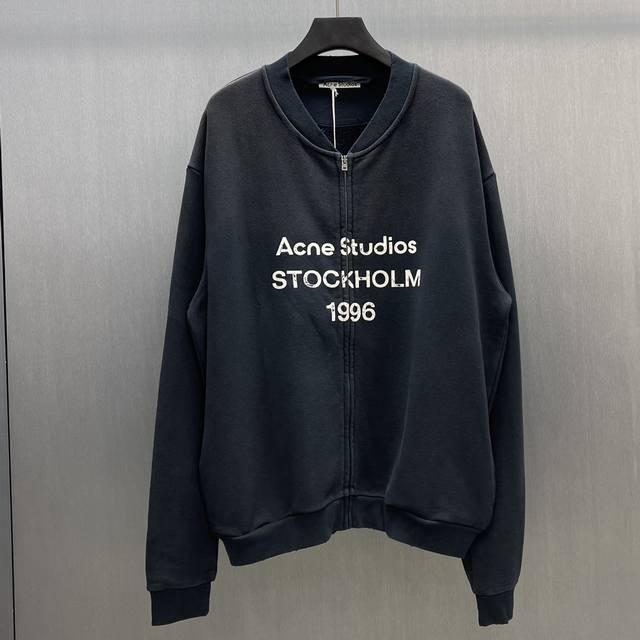 Acne 水洗黑拉链卫衣夹克 Size : S Xl 此款圆领拉链开衫由棉混纺面料制成，经过做1日处理。正面点缀 Acnestudios 1996 徽标印花，采