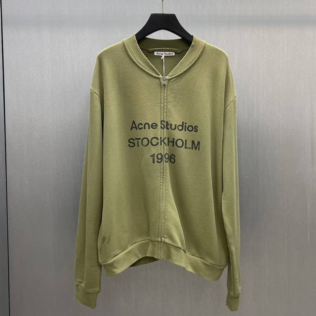 Acne 橄榄绿拉链卫衣 Size : S-Xl 此款圆领拉链开衫由棉混纺面料制成，经过做1日处理。正面点缀 Acne Studios 1996 徽标印花，采用