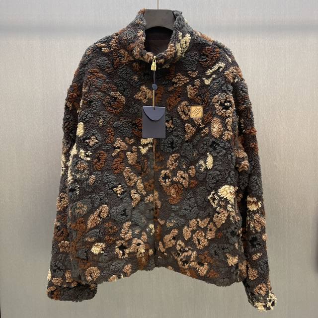 Lu 绒面双面束腰夹克 Size : S-Xl 本款束腰夹克一面采用 3D 绒面呈现以Leo图案，其间融入Monogram 元素，翻转即可化身素净飞行员夹克。P