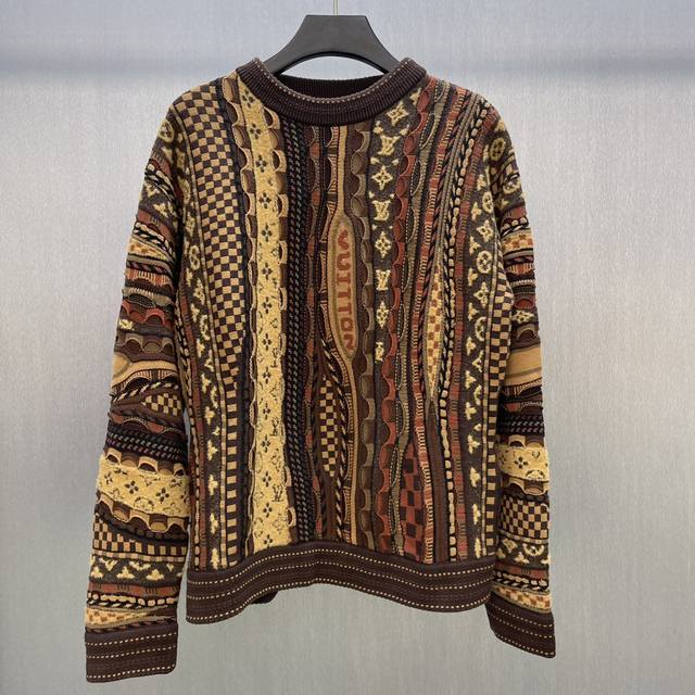 Lu 提花套头圆领衫 Size： S-Xl 本款半拉链套头衫致敬2000 年代初期的街头时尚，以提花针织工艺描绘品牌标识，瞩目加入 Pharrell Wilia