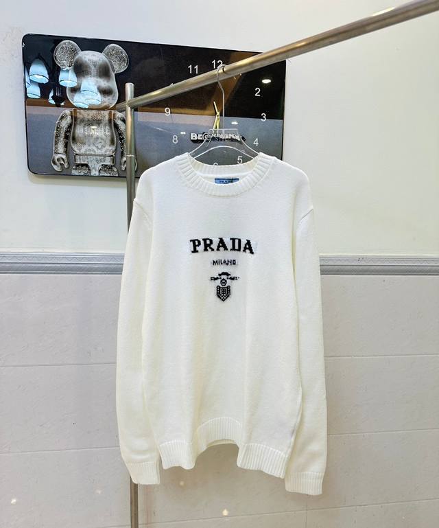 款号232 Prada普拉达提花图案套头圆领毛衣 衣服图案采用提花图案Logo设计，低调奢华永不过时，专柜同款在售，整件衣服采用16针坑条针织工艺，羊毛混纺纱线