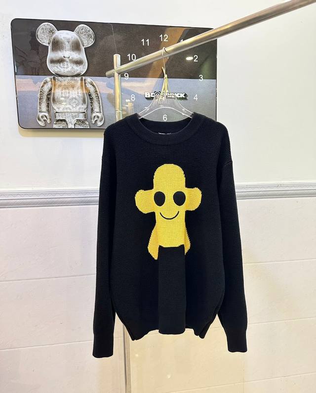 款号231 Burberry巴宝莉小怪兽提花图案圆领毛衣 整件衣服小怪兽图案采用着提花工艺，定制针织面料工艺处理 ，选用高克重针织纱线 厚实感十足 质感区别市场