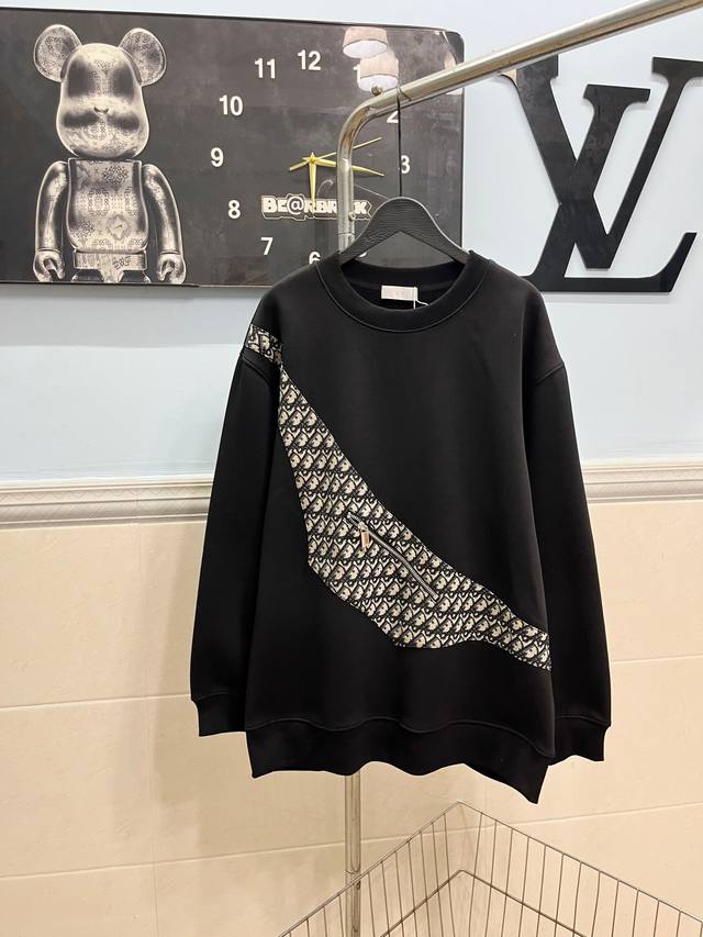 款号256 Dior迪奥 新款布匹擦色口袋卫衣 高品质前幅采用布匹装饰拉练口袋， 面料复合奥粒绒.罗纹专门定制.面料舒适柔软，还原特殊工艺带来的潮流，定制定染