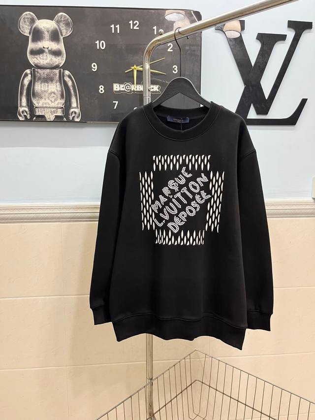 款号255 Louis Vuitton路易绣花烫珠圆领卫衣 高品质 面料采用奥粒绒复合，前幅钉珠高端绣花、还原特殊工艺带来的潮流，官网同步，定制定染 ，面料舒适