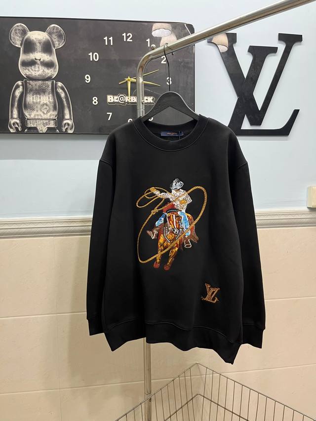 款号254 Louis Vuitton路易秋冬新款前后幅绣花圆领卫衣 高品质复合曼巴绵面料，洗水手感，面料舒适柔软，高端渐变刺绣，官网同步.还原特殊工艺带来的潮