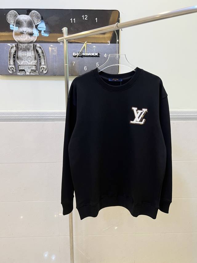 款号:0009 Lv路易威登皮标圆领卫衣， 面料采用460克纯棉大毛圈，从面料到辅料定制，足足耗时二十多天，定制皮标辅料，仅仅皮的辅料就选了一个多星期，只为研发