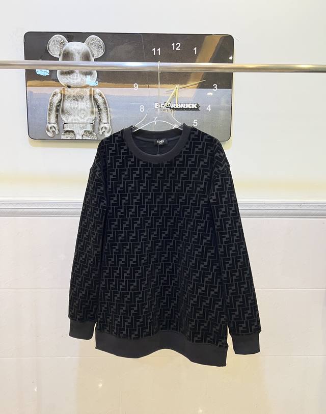 款号0008 Fendi芬迪双F字母满身植绒圆领卫衣 全衣提花双F字体植绒设计，面料采用440克纯棉珠地，Fendi的满印老花元素，高级感满满，十足植绒质感极佳