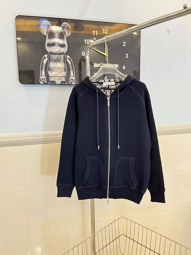 款号250 Dior迪奥老花Logo羊绒针织长袖连帽外套 整衣面料采用内里提花工艺 双面可穿 反面字母提花织纹工艺 进口羊绒纱线 双面提花面料 一面为纯色上身低