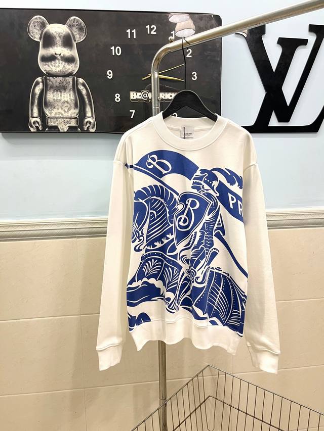 款号249 Burberry-巴宝莉胸前战马骑士圆领卫衣 面料采用400克高克重纯棉面料，手感舒适柔软，上身舒适透气，领口下摆采用同缸同色罗纹，不紧绷，不变形，