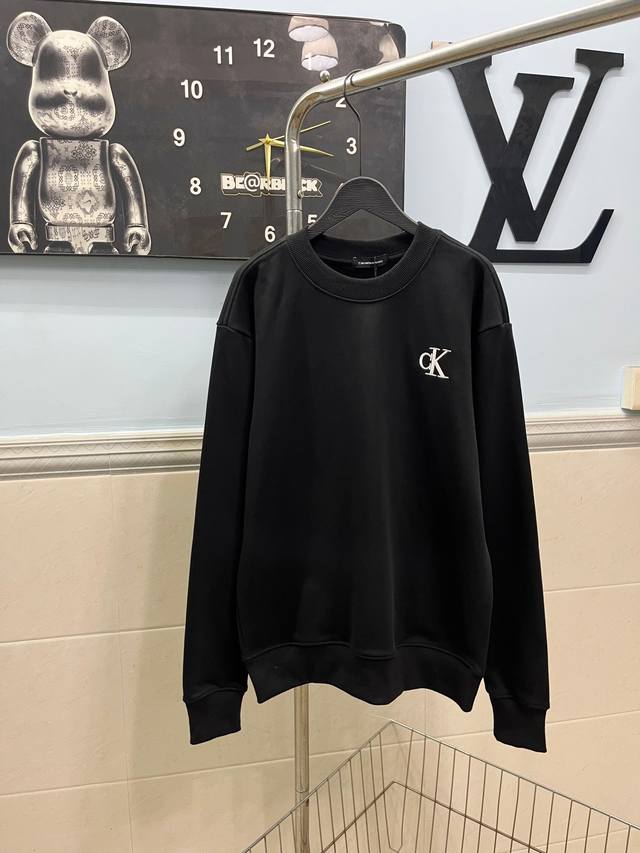 款号243 Calvin Klein-Ck胸前经典刺绣字母圆领卫衣 面料采用400克高克重双股双纱纯棉面料，手感舒适柔软，上身舒适透气，领口采用同缸同色罗纹，不