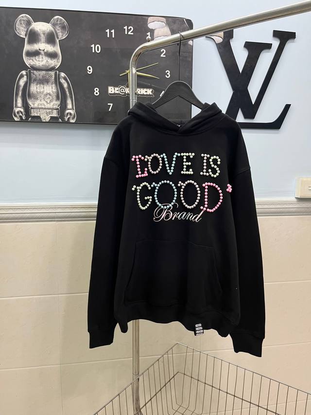 款号222 Good Brand 2025新款彩虹串珠绣连帽卫衣 前后采用订做彩虹串珠绣工艺 上身高端百搭 男女同款 高版本可随意对比 三标齐全 颜色:黑色 白