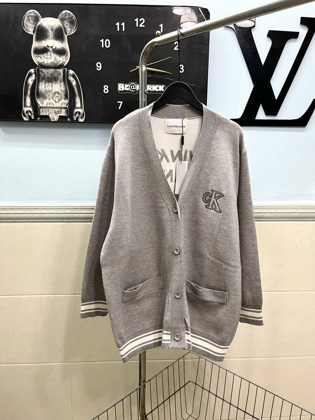 款号 C K 经典镂空绣花毛衣针织开衫外套男女款 对色定染羊毛混纺棉纱线 高克重高密度超高品质 毛料柔软细腻亲肤 触感软糯丝滑 手感不是一般舒服 全部对色定染高